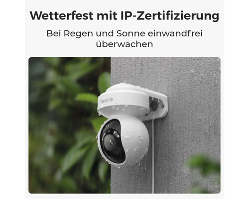 Wetterfeste Reolink Überwachungskamera mit IP-Zertifizierung montiert an einer Wand im Regen.