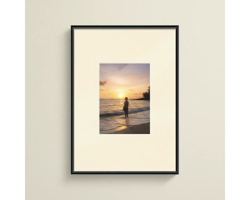 Bilderrahmen in Schwarz mit Passepartout und Kunstdruck eines Sonnenuntergangs am Strand.