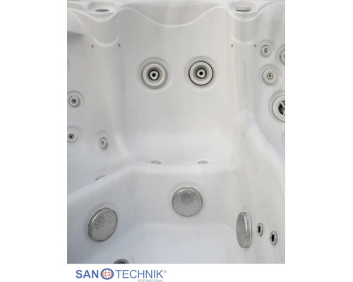 Innenansicht eines Whirlpools mit verschiedenen Massagedüsen und Ansauggittern aus weißem Sanitäracryl. SANOTECHNIK Logo.