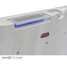 Detailansicht eines Whirlpools mit Wasserfalleinlauf und Markierung für den Wasserstand. Sanotechnik Logo.