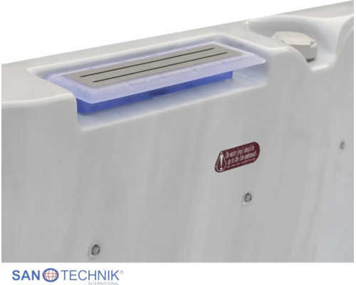 Detailansicht eines Whirlpools mit Wasserfalleinlauf und Markierung für den Wasserstand. Sanotechnik Logo.