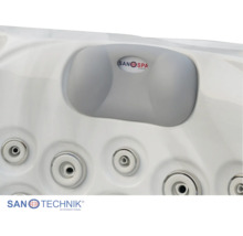 Detailansicht eines Sanotechnik Whirlpools mit Nackenstütze und Massagedüsen.