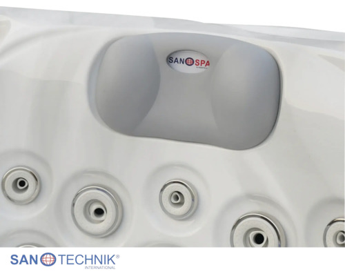 Detailansicht eines Sanotechnik Whirlpools mit Nackenstütze und Massagedüsen.
