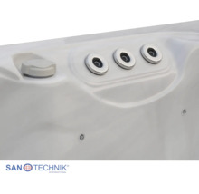 Detailansicht einer weißen Whirlpoolwanne mit drei runden Massagedüsen aus Chrom und einem Regler. SanTechnik International Logo.