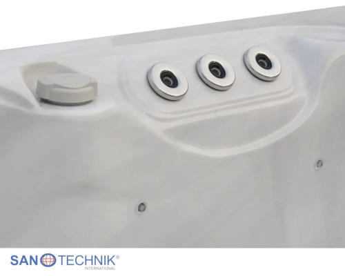 Detailansicht einer weißen Whirlpoolwanne mit drei runden Massagedüsen aus Chrom und einem Regler. SanTechnik International Logo.