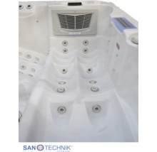 Innenansicht eines weißen Whirlpools mit Massagedüsen, ergonomischen Liegeflächen und einer Filtereinheit. Sanotechnik Logo.