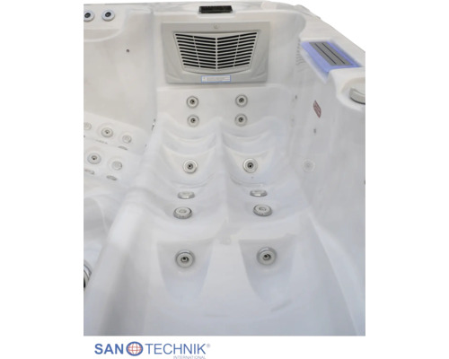 Innenansicht eines weißen Whirlpools mit Massagedüsen, ergonomischen Liegeflächen und einer Filtereinheit. Sanotechnik Logo.