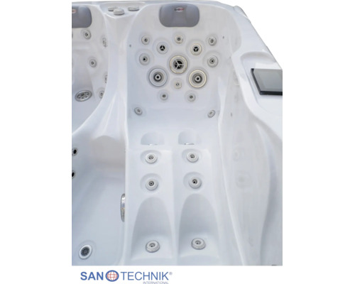 Whirlpool Innenansicht mit Massagedüsen, Kopfstützen und Bedienelement. Sanotechnik Logo.