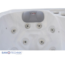 Detailaufnahme eines Whirlpools mit Sanospa Kopfstütze und mehreren Massagedüsen in der weißen Wanne. Sanotechnik International Logo.