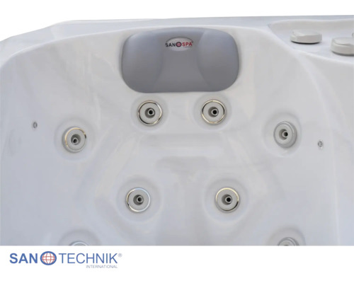 Detailaufnahme eines Whirlpools mit Sanospa Kopfstütze und mehreren Massagedüsen in der weißen Wanne. Sanotechnik International Logo.