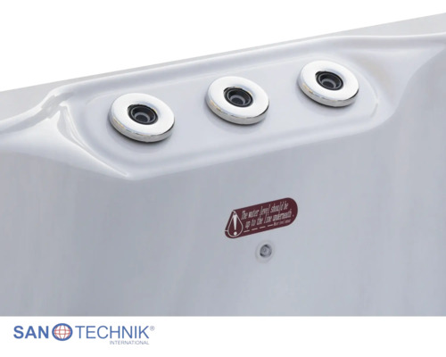 Detailansicht von drei Massagedüsen und einem Wasserstandssensor an der Innenwand einer Whirlpool-Badewanne. Sanotechnik Logo.