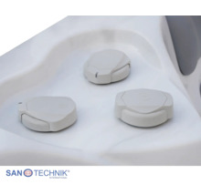 Drei weiße Regler für Whirlpools von Sanotechnik International auf einer weißen Wannenoberfläche.