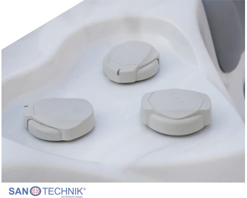 Drei weiße Regler für Whirlpools von Sanotechnik International auf einer weißen Wannenoberfläche.