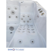 Innenansicht eines weißen Whirlpools mit integrierten Massagedüsen und Bedienelementen von Santechnik International.