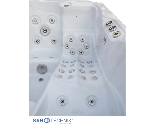 Innenansicht eines weißen Whirlpools mit integrierten Massagedüsen und Bedienelementen von Santechnik International.