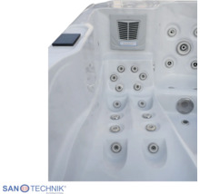 Innenansicht eines weißen Whirlpools mit verschiedenen Massagedüsen und Filterabdeckung. SanTechnik Logo.