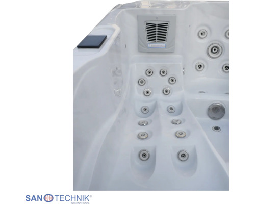 Innenansicht eines weißen Whirlpools mit verschiedenen Massagedüsen und Filterabdeckung. SanTechnik Logo.