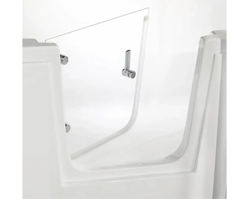 Weiße begehbare Badewanne mit transparenter Glastür und verchromtem Griff für barrierefreien Einstieg.