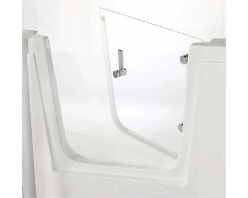 Weiße Badewanne mit niedriger Einstiegstür aus klarem Glas und einem verchromten Hebelgriff.