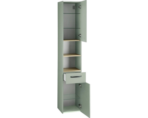 Salbeigrüner Badezimmer-Hochschrank mit zwei geöffneten Türen, einer Schublade, Glaseinlegeböden und Regalen in Eichenoptik.