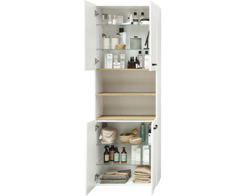 Hoher Badezimmerschrank in Weiß mit offenen Türen, Glas- und Holzdekor-Böden, gefüllt mit Pflegeprodukten, Handtüchern und Körben.