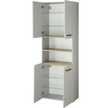 Badezimmer-Hochschrank mit zwei geöffneten Türen, Glaseinlegeböden, Regalböden in Holzoptik und schwarzen Griffen.