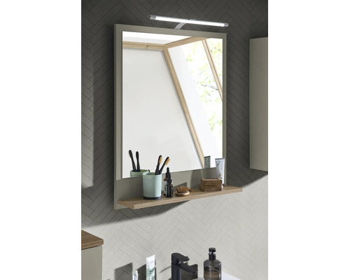 Moderner rechteckiger Badezimmerspiegel mit LED-Aufsatzleuchte und integrierter Ablage in Holzoptik vor einer grauen Wand mit Fischgrätenmuster.