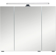 Dreitüriger Badezimmer-Spiegelschrank mit integrierter LED-Aufsatzleuchte.