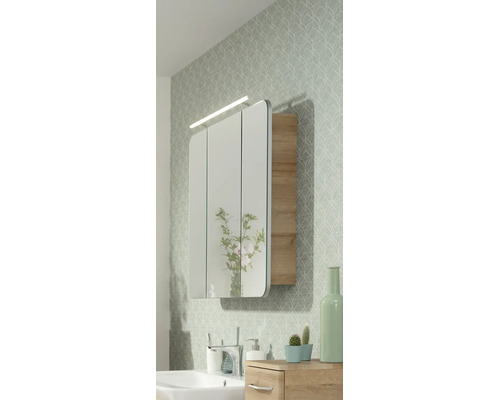 Dreitüriger Spiegelschrank mit LED-Beleuchtung und Holzelementen in einem hellen, modern gestalteten Badezimmer.