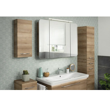 Modernes Badezimmermöbel-Set in Eichenoptik mit Waschtisch, dreitürigem Spiegelschrank mit Beleuchtung und Hochschrank.