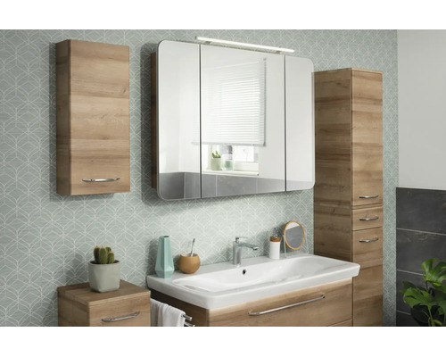 Modernes Badezimmermöbel-Set in Eichenoptik mit Waschtisch, dreitürigem Spiegelschrank mit Beleuchtung und Hochschrank.