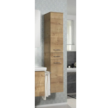 Hoher Badezimmerschrank in Holzoptik mit drei Türen und Metallgriffen, wandhängend in einem modernen Badezimmer.