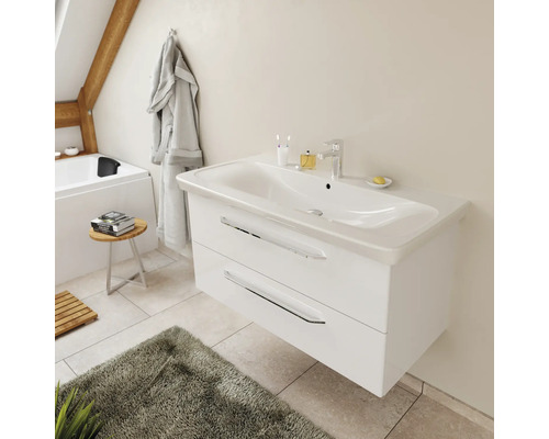 Modernes Badmöbel-Set mit weißem Waschtischunterschrank, zwei Laden und integriertem Waschbecken in einem hellen, organisierten Badezimmer.