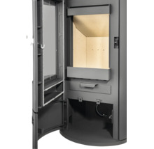 Innenansicht eines Kaminofens mit geöffneter Tür, Brennraum mit hellen Auskleidungsplatten, Luftreglern und Aschefach.