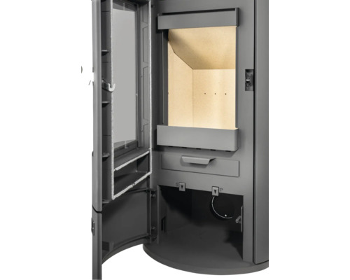 Innenansicht eines Kaminofens mit geöffneter Tür, Brennraum mit hellen Auskleidungsplatten, Luftreglern und Aschefach.