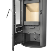 Kaminofen mit geöffneter Tür, Blick in die Brennkammer, auf den Aschekasten und die Luftregler.
