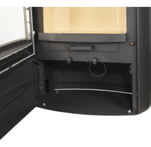 Detailansicht eines offenen Kaminofens mit Brennraumauskleidung, Aschefach und Luftreglern.