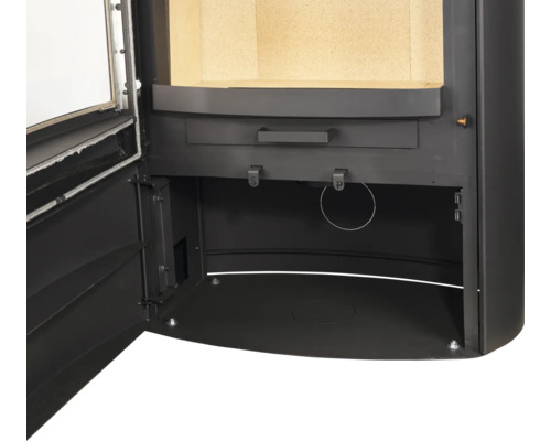 Detailansicht eines offenen Kaminofens mit Brennraumauskleidung, Aschefach und Luftreglern.