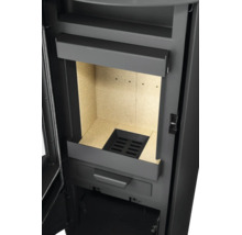 Nahaufnahme der Brennkammer eines Kaminofens mit Vermiculite-Auskleidung und gusseisernem Rost.