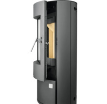 Zylindrischer Kaminofen mit geöffneter Glastür und Brennraum mit Schamotteauskleidung.
