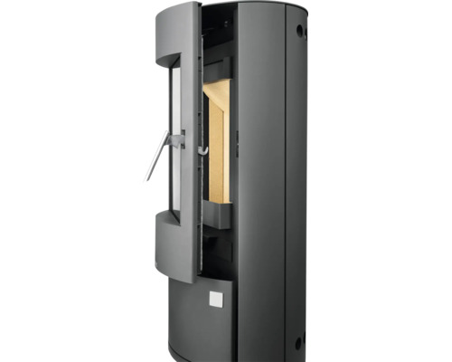 Zylindrischer Kaminofen mit geöffneter Glastür und Brennraum mit Schamotteauskleidung.
