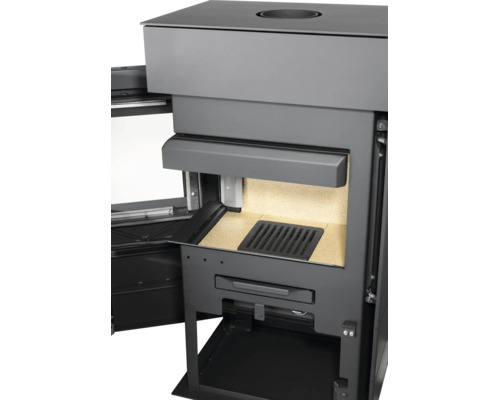 Innenansicht eines Kaminofens mit Brennraum aus Schamottesteinen, Gussrost und geöffneter Tür.