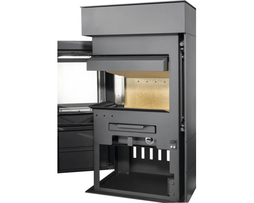 Innenansicht eines schwarzen Kaminofens aus Metall mit offener Tür und beige Schamottesteinen.
