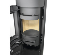 Innenansicht eines Kaminofens mit geöffneter Tür und heller Brennraumauskleidung aus Vermiculite.