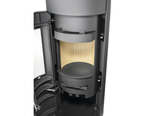 Innenansicht eines Kaminofens mit geöffneter Tür und heller Brennraumauskleidung aus Vermiculite.