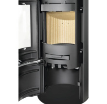 Innenansicht eines Kaminofens mit geöffneter Tür, Brennraum mit geriffelter Vermiculite-Auskleidung und Bedienelementen.