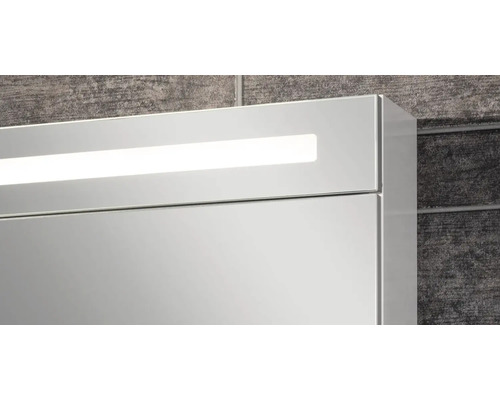Detailansicht eines Spiegelschranks mit integrierter LED-Beleuchtung an der Oberseite.