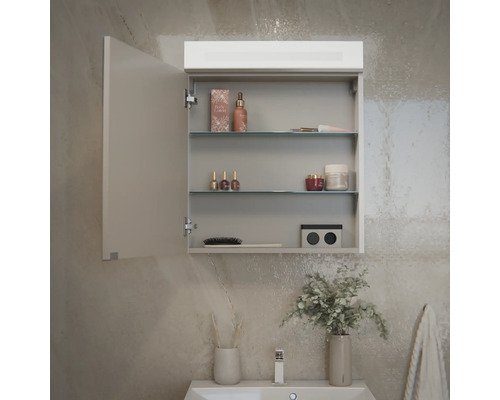 Offener Badezimmerspiegelschrank mit Glaseinlegeböden, integrierter Beleuchtung und Steckdose im Innenraum, montiert über einem Waschbecken.
