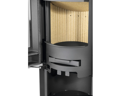 Innenansicht eines Kaminofens mit Vermiculite-Auskleidung, Primär- und Sekundärluftreglern sowie einer Türdichtung.