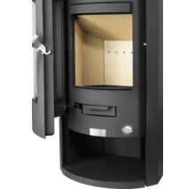 Schwarzer Kaminofen aus Metall mit geöffneter Tür, Brennraum mit Schamotteauskleidung, Ascheschublade und Luftregler.